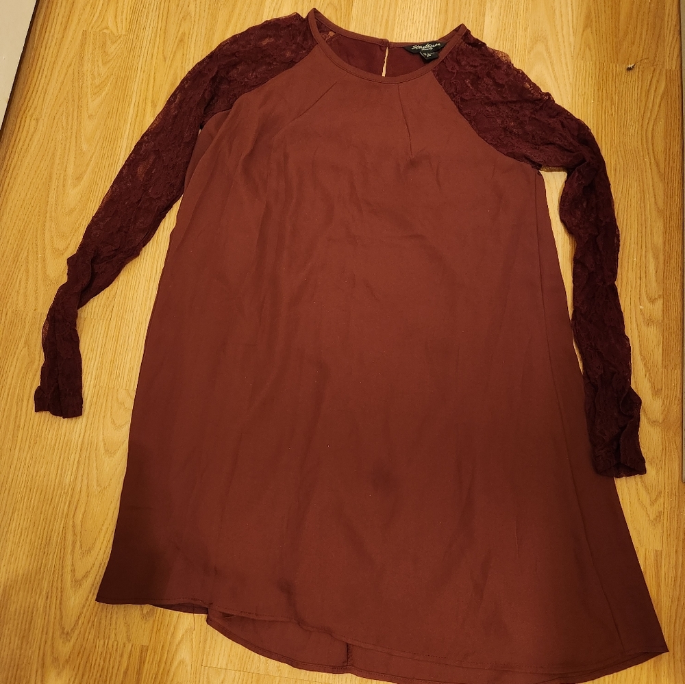 Flowy dress with long lace sleeves